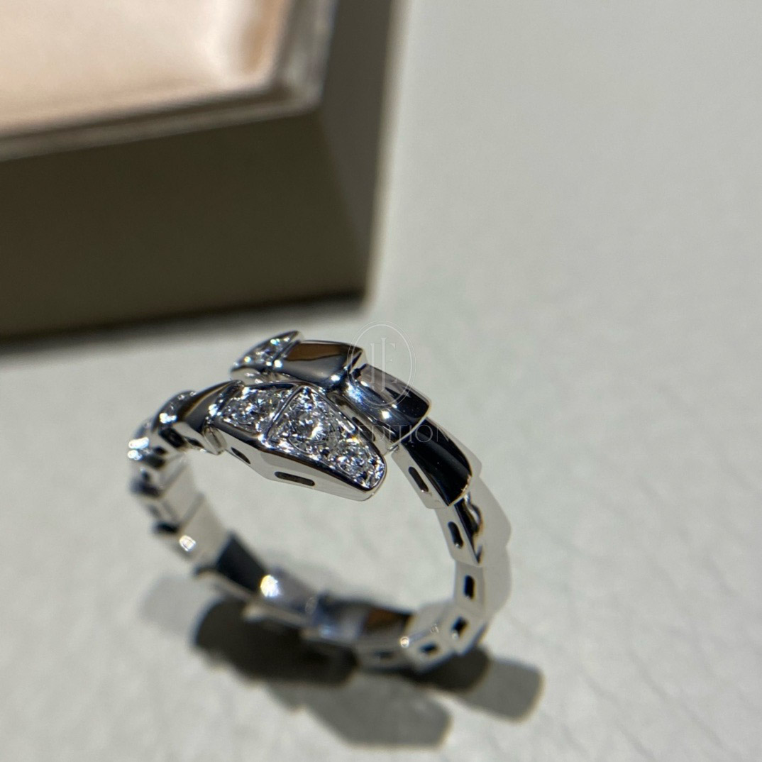 불가리 세르펜티 데미파베 바이퍼 링 (문의)