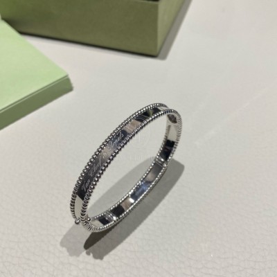 반클리프 뻬를리 시그니처 브레이슬릿 (문의)